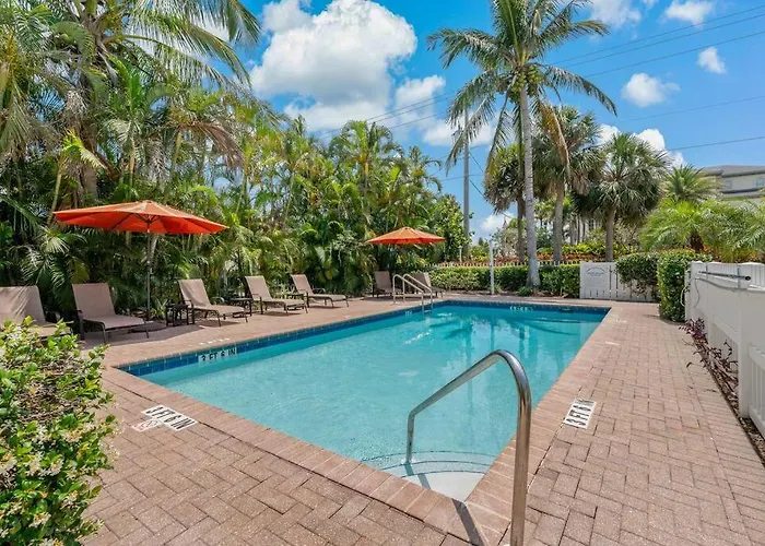 Longboat Key Beach House Beauty With Peek-A-Views